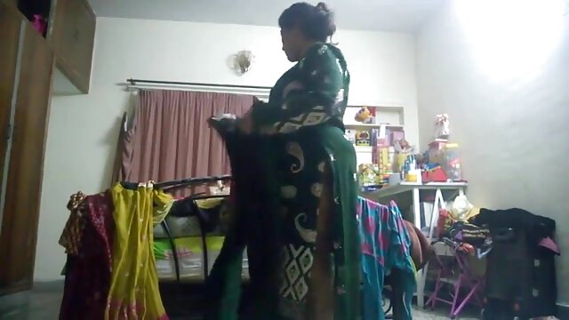 MILF gogo live indo bokep Di lateks hitam dingin menyebalkan penis dan akan fucked di Semua Lubang