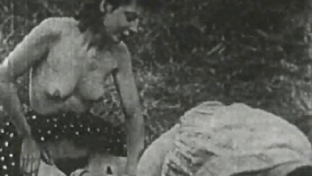 Pesta seks lesbian bigo bokep indo yang hebat di kamar mandi.