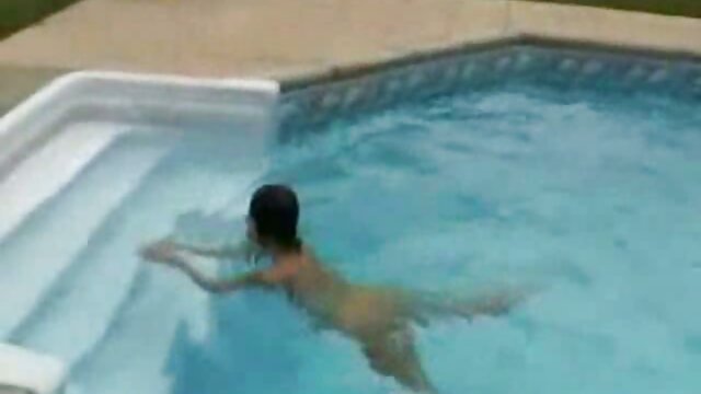 Melihat indo bokep bigo live orang asing di bawah rok mini.