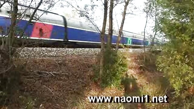 Ibu bokep indo live gogo mengajarkan putrinya dan pacarnya pelajaran seks.