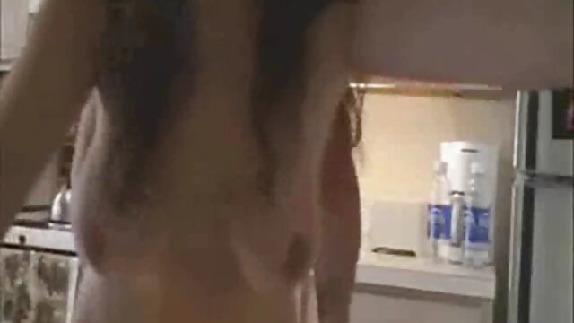model MILF Sicilia menyepak bigo bokep indonesia biji besar yang terlihat.
