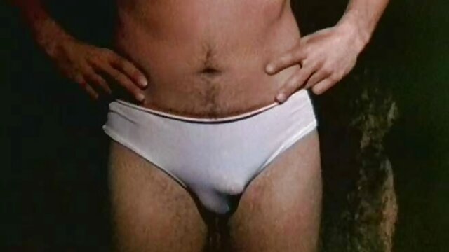 The muscular brunette bigo live bokep indonesia suka anal Buatan di kursi kulit.