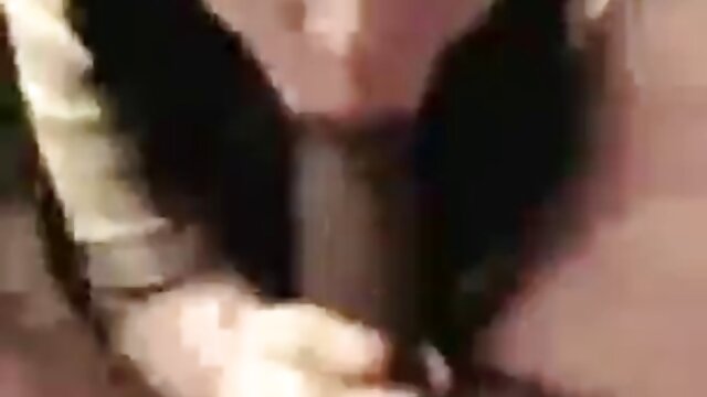 Bibi dewasa memberi keponakan air dan bercinta dengannya. video bokep indo live