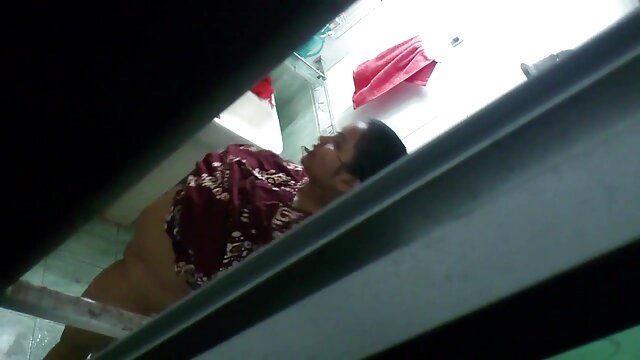 Wanita dewasa menempelkan jarinya di kemaluan bigo bokep indonesia seorang pria dengan pegangan cintanya