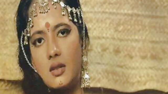 Julia video bokep bigo indo memasang kondom di mulutnya.